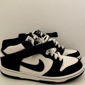 Nike sneaker Size 5.5Y Good Condition